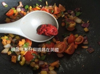 step4: 放入茄膏 Tomato puree1湯匙炒勻，