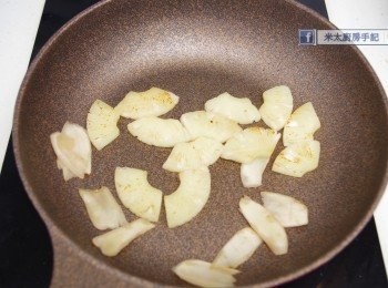 step3: 把鍋燒熱，不要下油，下菠蘿片和子薑烤香，上碟備用。