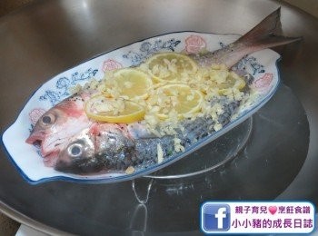 step3: 鑊內加入水，待水滾後蒸十分鐘(視乎魚嘅大小，加減蒸魚分鐘)~