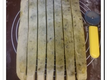 step7: 把麵團擀成20X34cm的長方形, 垂直平均切成7份。