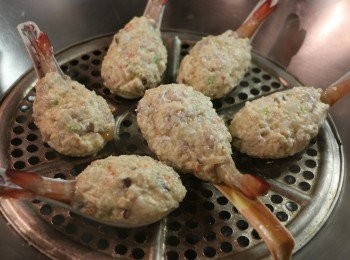 step7: 把湯匙連同蝦豆腐一起放入蒸鍋中，蒸約8分鐘至凝固。