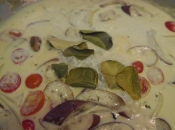 step5: *加椰奶，檸檬葉。續煮5分。