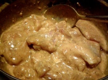 step1: 將雞腿切細塊，放入碗內與所有醃料拌勻，醃最少半小1時（醃愈久愈入味）