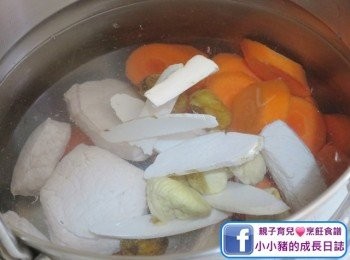 step2: 煲內放約4L水，然後加入所有材料~