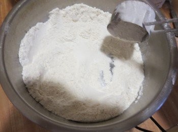 step2: 將<span class="group_1">食材</span>A拌匀。Mix the flour, cornstarch, salt, baking powder, and baking soda in a medium bowl.