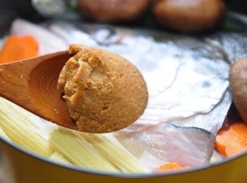 step5: 再加上適量的味噌醬調味一起滾煮