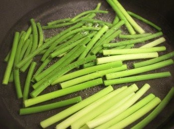 step1: 蒜芯切段後用水灼2分鐘撈起 (不用全熟)