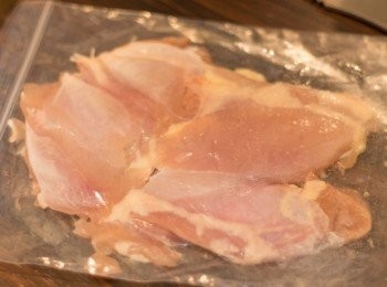 step7: <a href="https://bit.ly/2ZxapeY" target="_blank" data-keyword="雞扒" class="guide-link"><strong>雞扒</strong></a> <span style="display:inline-block;vertical-align:middle;margin-top:-3px;color:initial;border-radius:3px;padding:2px 3px;font-size:12px;line-height:14px;background:#87d300;color:#fff;">即買</span> 去皮，放入膠袋用菜刀背剁鬆再平拍，盡量不要弄破，目的把<a href="https://bit.ly/2ZxapeY" target="_blank" data-keyword="雞扒" class="guide-link"><strong>雞扒</strong></a> <span style="display:inline-block;vertical-align:middle;margin-top:-3px;color:initial;border-radius:3px;padding:2px 3px;font-size:12px;line-height:14px;background:#87d300;color:#fff;">即買</span> 拍大一點及扁平一點