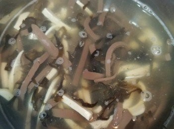 step2: 先將水及雞湯加入煲先煲滾。加入豆腐乾，雲耳，豬紅。