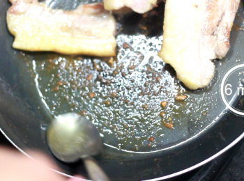 step6: 在剛始的6分鐘, 就只需給五花肉多次翻面和蓋上鍋蓋。五花肉會被煎得酥香爽脆。
當油脂有一定的量的時候, 用湯匙把豬油撈出。如您是剛進廚房的新手, 可以先關火, 慢慢弄。
這個動作必需在下糖之前處理。