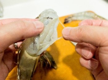 step3: 洗乾淨啲蝦，剝殼，去腸。係蝦背面輕輕戒開，就見到成條極有可能裝滿屎嘅腸㗎啦。咁點解剝殼呢，咁啲肉就完全黐到鹹蛋黃。同之後要炸佢，屋企又好難炸到啲殼好似出邊街咁脆。