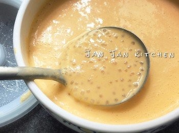 step5: 放入西米攪勻，冷藏數小時即可。享用前放入適量金柚絲及芒果肉即可享用。冷藏後會較冷藏前沒那麼甜，所以可事先將糖水調較至合適度才冷藏。