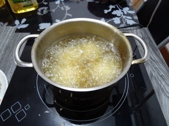 step10: 小心放進薯球中慢火炸至金黃香脆便完成