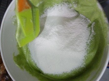 step6: 篩入麵粉和粟粉，輕手拌勻即拌入油。