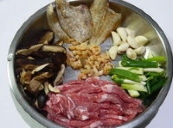 step1: 將肉絲切條、香菇切片、蔥切段、蒜頭切片