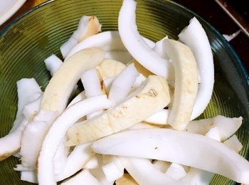 step2: 椰肉切條。椰汁倒入鍋裡。