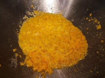 step4: 用1湯匙油炒鹹蛋黃, 小火慢推, 加入糖, 推至起泡