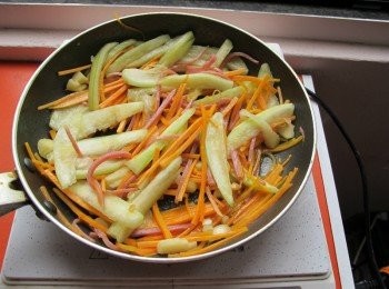 step4: 把<span class="group_1">食材</span>均勻攪拌悶煮約5分鐘