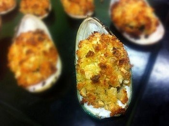 step6: 預熱焗爐200度，將青口放入爐中220度焗約15分鐘至金黃即可。