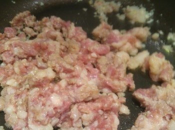 step3: 先用油爆香乾蔥蓉後加入免冶豬肉同炒。