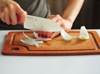 step2: 分開洋蔥，以每兩塊分開，切絲。芫茜切段，大約3cm長左右