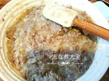 step5: 蔥及牛肉拌勻，試味及調教到喜愛味道，加入適量粟粉拌勻至餡料黏身後備用