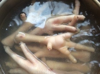 step1: <a href="https://bit.ly/3kLFTWO" target="_blank" data-keyword="雞腳" class="guide-link"><strong>雞腳</strong></a> <span style="display:inline-block;vertical-align:middle;margin-top:-3px;color:initial;border-radius:3px;padding:2px 3px;font-size:12px;line-height:14px;background:#87d300;color:#fff;">即買</span> 洗淨，剪去腳趾，放入開水灼一下，撈起，瀝乾。