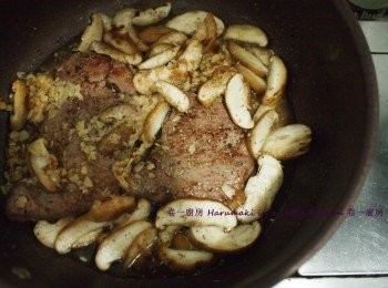 step1: 1. 牛柳置温室
2.熱鍋下牛油; 大火煎牛柳兩面; 下蒜蓉, 蘑菇(去蒂切片)
3.放入適量紹興酒, 老抽, 香草, 黑胡椒, 上蓋轉慢火煮10分鐘完成