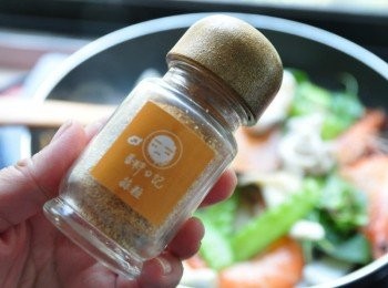 step3: 並加入蒜粒調味