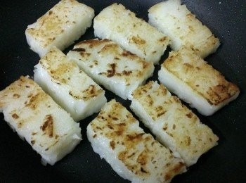 step1: 蘿蔔糕切塊煎至二面金黃