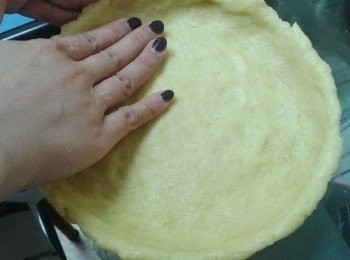 step3: 拿出麵糰放在撻模內，用手將麵糰推開，將麵糰平均鋪好（多餘的麵糰在邊位可以不用理用，因麵糰遇熱會縮少一點）