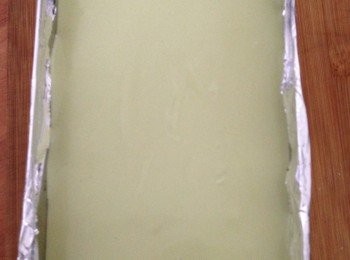 step8: 把完成的芝士糊倒入模具里，抹平表面，放冰箱冷藏2-3小時至凝固。