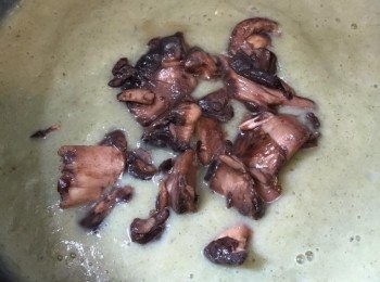 step4: 湯倒進熱鍋，加入剩餘的蘑菇、鹽及黑胡椒粉拌勻煮滾即可。