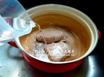 step2: 瘦肉轉放入大煲內 , 加入8杯水份量 , 蓋上蓋用中火煮30分鐘