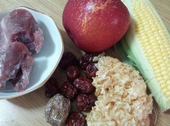 step1: 準備材料 ; 豬腱汆燙洗淨備用