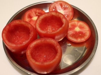 step1: 將蕃茄表面切開後挖除果肉