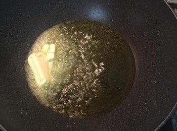 step6: 鍋燒熱後放入約3大匙的桿欖油和約1半的無鹽奶油。