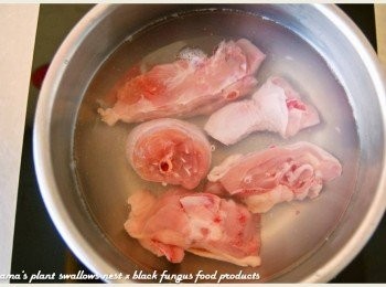 step2: 雞腿肉塊放入滾水中汆燙約2分鐘，再撈出用冷水洗淨後瀝乾。