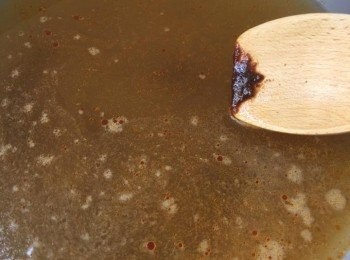 step3: 用28cm鍋下水到鍋子約一半，
先落沙爹醬