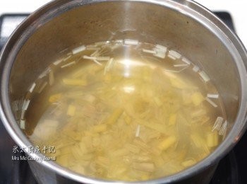 step1: 香茅用刀拍爛，切碎，放入煲內加4杯水煲滾，轉小火煲10分鐘，關火焗10分鐘。