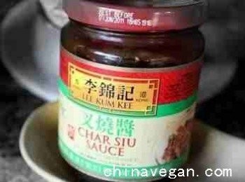 step2: 热油转中小火放下去煎完一面才反转煎另一面，差不多煎好放黄糖/椰糖稍微抄匀既可.简单又美味！