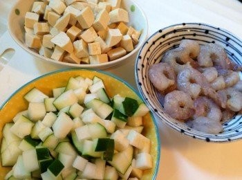 step2: 豆乾和節瓜切粒。用適量胡椒粉醃好白蝦。