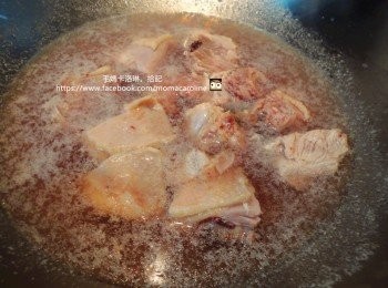 step2: 走活水：準備一鍋冷水，雞肉放入以中小火開始煮，煮到水開始滾即可以熄火取出雞肉。將雜質、污水去除之後煮出的湯才會乾淨沒有異味