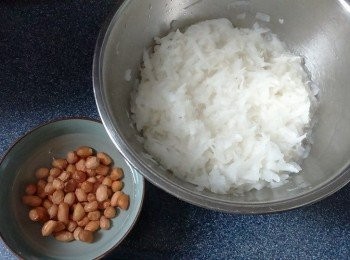 step3: 於蘿蔔絲中加入1茶匙粗鹽拌勻，醃15分鐘；花生米洗淨，浸水15分鐘；