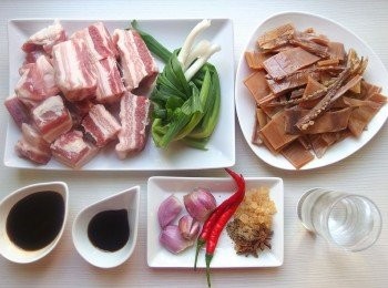 step1: 準備所有材料。五花肉清洗後用餐巾紙去除多餘水份(亦可先汆燙過備用)，青蔥捆成束狀。紅蔥頭切塊。