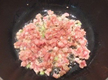 step4: 鍋裡倒入一匙油熱鍋後,加入一半的蔥白及豬絞肉做拌炒。