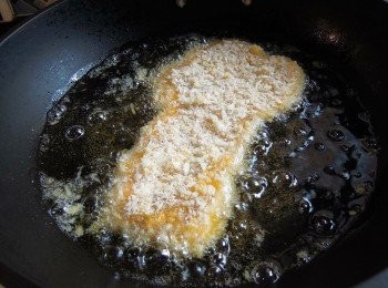 step2: 依次序撲上粟粉、蛋液及麵包糠，放入熱油中炸熟。