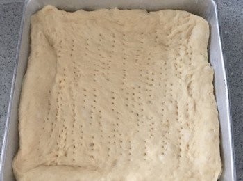 step4: 麵團用木棍壓開，放到烤盤上，用叉做出排氣孔。