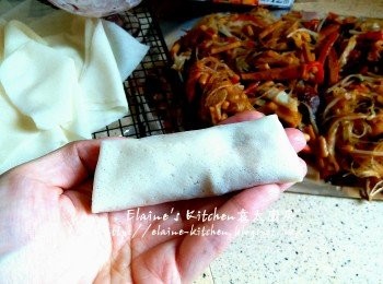 step12: 摺起兩邊 , 再卷一下 , 再上方沾上麵粉糊 , 再卷 , 封口就完成