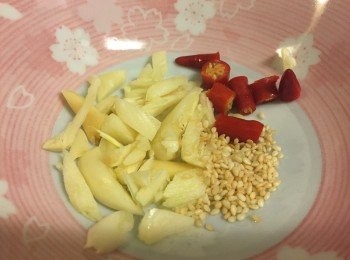 step3: 調味：
醬油2/3匙、香油少許、魚露1/3匙。

蒜末、辣椒（喜辣可多）、白芝麻